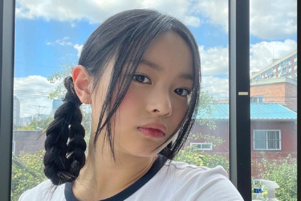 5 Gaya Rambut Idol KPop untuk Musim Panas, Hanni NewJenas Pilih Kepang Dua