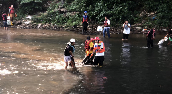 Luna Maya Bersihkan Sungai Ciliwung, Temukan Sampah Plastik hingga Kasur