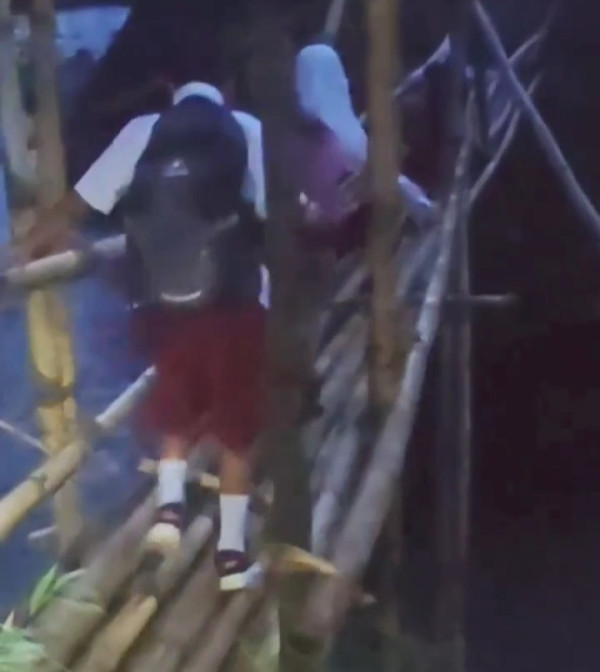 Anak-anak SD di Cianjur Bertaruh Nyawa Seberangi Sungai Cilaki Demi Bisa Sekolah