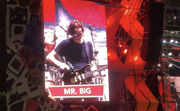 Mr. Big Hipnotis Penonton The 90's Festival, Paul Gilbert Mainkan Gitar Pakai Bor Listrik