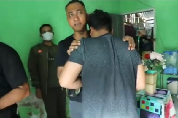 Menggelikan! Tertangkap Jualan Sabu, Pemuda Kendari Bersujud dan Menangis Histeris di Pundak Polisi