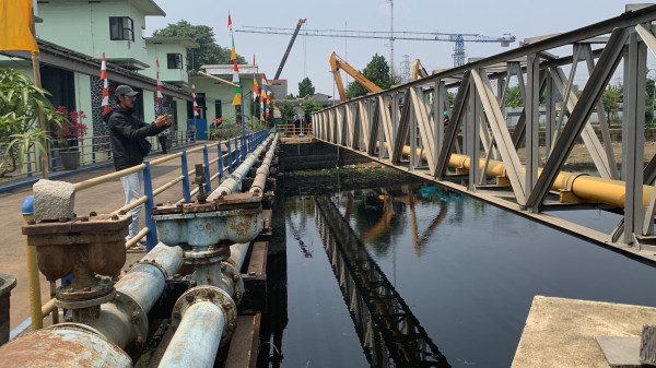 Kali Bekasi Berwarna Hitam dan Berbusa, Penyebabnya Diduga Limbah Tekstil dari Cileungsi Bogor