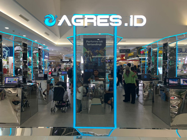 Unik, Gerai Komputer Ini Jual Laptop lewat Kaca Transparan