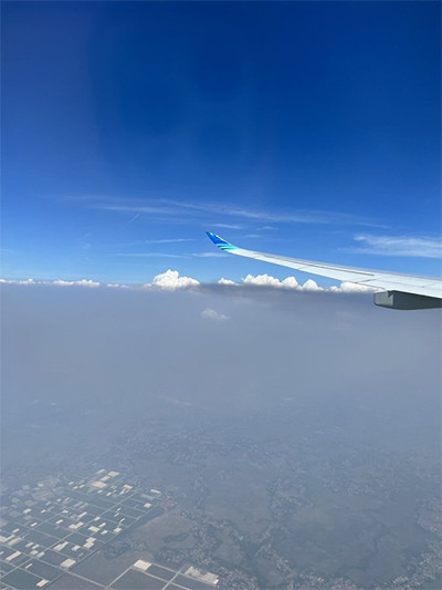 Ayudia Chaerani Perlihatkan Kondisi Langit Jakarta dari Atas Pesawat, Berkabut Hitam