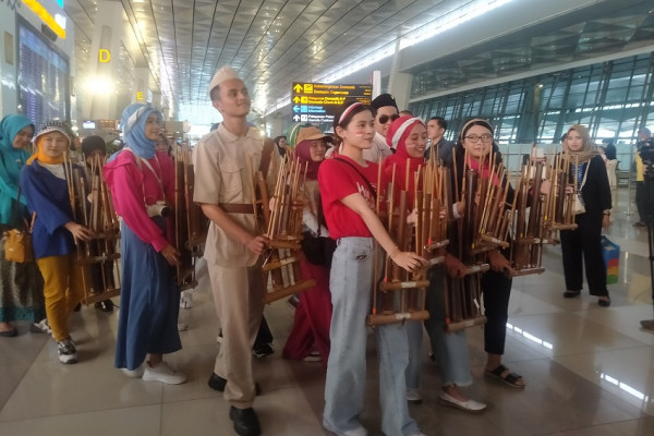 Flash Mob Angklung Bandara Soetta Unjuk Gigi di Depan Erick Thohir