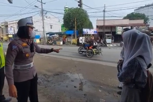 Viral Emak-emak Berdaster Marahi Polwan Cantik, Ada Apa?