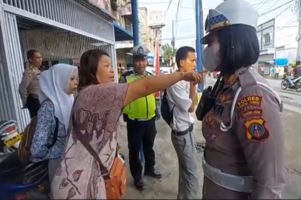 Viral Emak-emak Berdaster Marahi Polwan Cantik, Ada Apa?