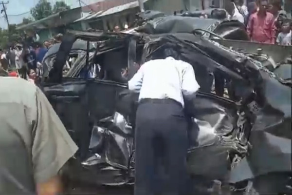Minibus Tabrak Kereta Api di Tebing Tinggi, 2 Tewas dan 2 Kritis