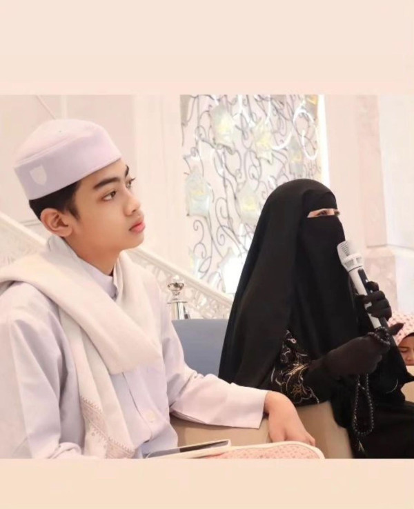 Foto-Foto Bilal Ataya Temani Ummi Pipik Berdakwah, Jadi Penerus Mendiang Ustadz Jeffry Al Buchori?