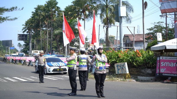 Momen Detik-detik Polisi yang Tugas di Jalur Puncak Bogor Peringati HUT ke-78 RI
