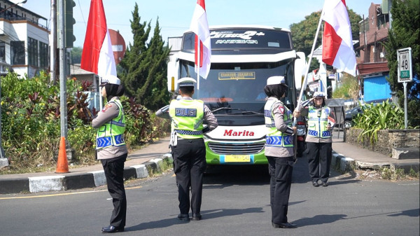 Momen Detik-detik Polisi yang Tugas di Jalur Puncak Bogor Peringati HUT ke-78 RI