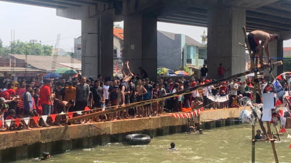 Seru! Lomba Perang Bantal dan Titian Bambu di Festival Kalimalang Meriahkan HUT ke-78 RI