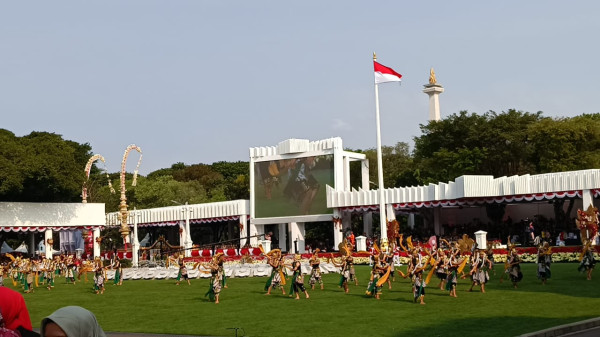 Warga Antusias Ikut Upacara Penurunan Bendera 17 Agustus di Istana Merdeka