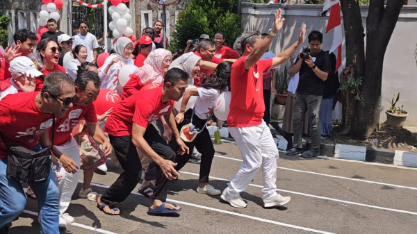 Keseruan Mantan Menperin Saleh Husin Ikuti Lomba Makan Kerupuk 17 Agustus Bersama Warga
