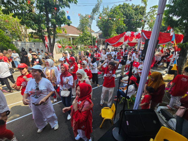 Keseruan Mantan Menperin Saleh Husin Ikuti Lomba Makan Kerupuk 17 Agustus Bersama Warga