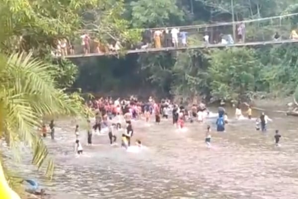 Jembatan Gantung Putus, Puluhan Warga Sekadau Jatuh dan Terluka
