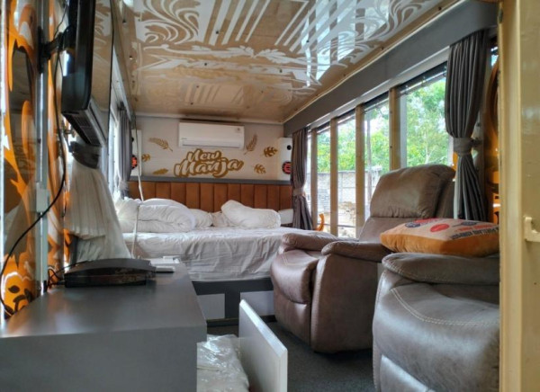 Truk Ini Diubah Jadi Hotel Berjalan, Punya Kasur King Size, PlayStation, AC, dan Kulkas