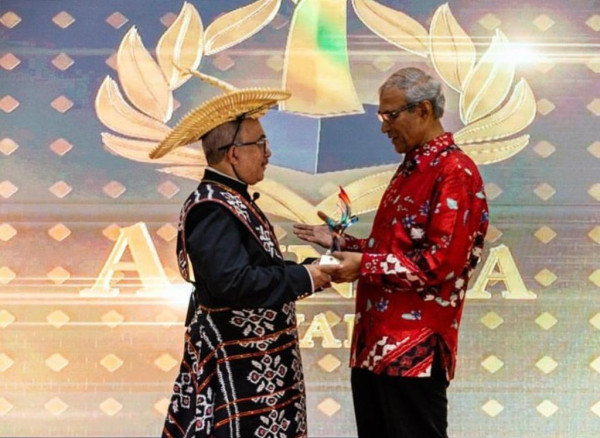 Bangun Kontribusi Unik untuk Hubungan Indonesia-Singapura, Zainul Abidin Rasheed Raih Adinata Awards