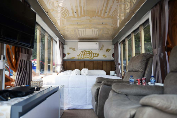 Truk Ini Diubah Jadi Hotel Berjalan, Punya Kasur King Size, PlayStation, AC, dan Kulkas