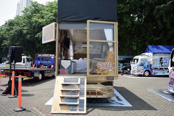 Truk Ini Diubah Jadi Hotel Berjalan, Punya Kasur King Size, PlayStation, AC, dan Kulkas