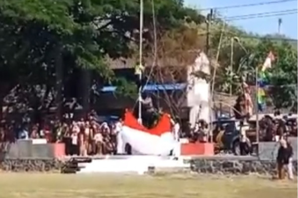 Heroik! Anggota Polisi Panjat Tiang Bendera saat Upacara HUT ke-78 RI