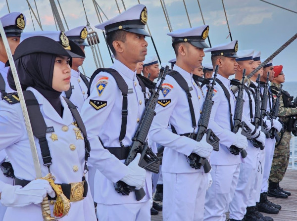 Momen Prajurit TNI AL Upacara HUT ke-78 RI di Tengah Samudra Atlantik Utara