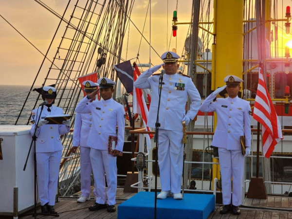 Momen Prajurit TNI AL Upacara HUT ke-78 RI di Tengah Samudra Atlantik Utara