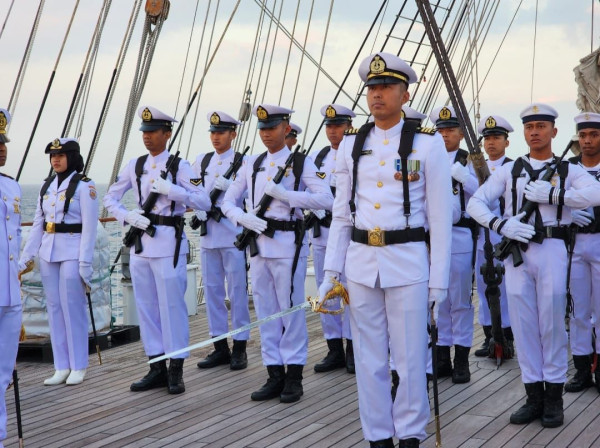 Momen Prajurit TNI AL Upacara HUT ke-78 RI di Tengah Samudra Atlantik Utara