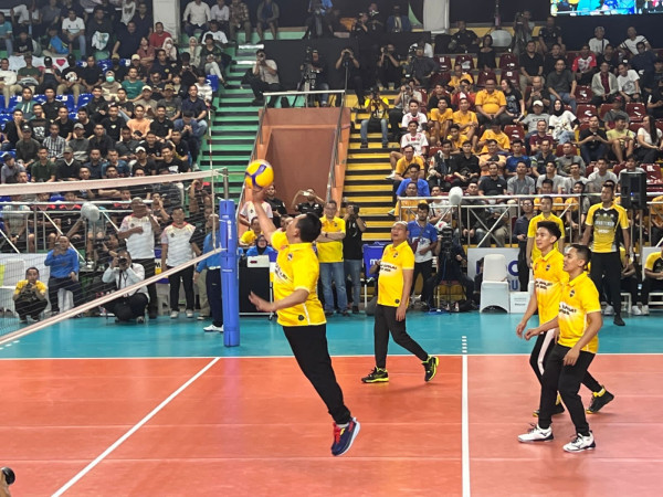 Masyarakat Antusias Saksikan Turnamen Voli Kapolri Cup 2023 di Jakarta