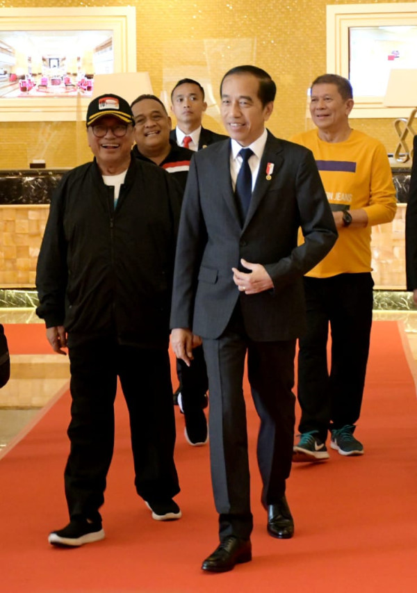 1 Jam Bertemu Jokowi, OSO: Kami Guyon, juga Bicara Serius
