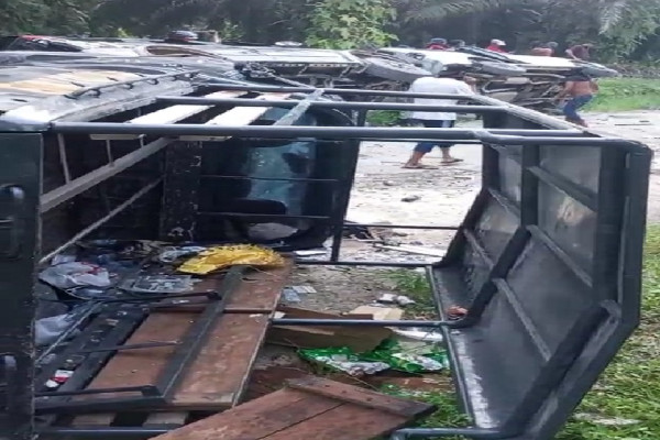 Mencekam! Bentrok Pecah di Kebun Sawit, Massa Hancurkan Mobil Polisi dan 1 Buruh Tertembak