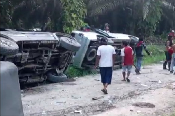 Mencekam! Bentrok Pecah di Kebun Sawit, Massa Hancurkan Mobil Polisi dan 1 Buruh Tertembak