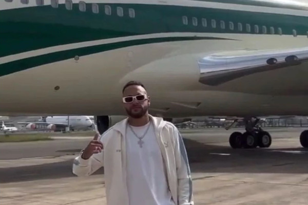 Naik Pesawat Sepupu Mohammed bin Salman, Neymar Dapat Sambutan Meriah di Al-Hilal