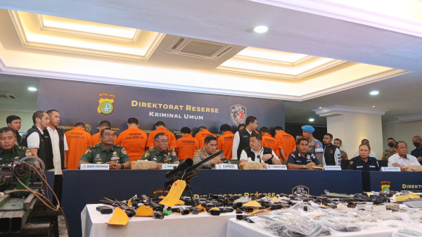 Penampakan Puluhan Senpi Laras Pendek dan Panjang yang Dijual Ilegal untuk Sniper