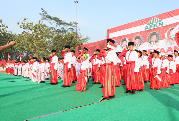 Sarung Atlas Merah Putih Edisi Kemerdekaan Semarakkan Upacara Bendera di Ratusan Pesantren