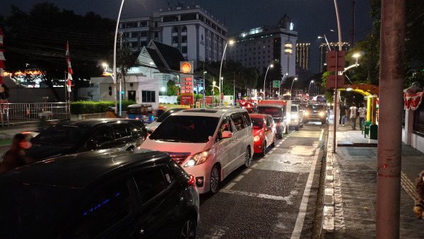 WFH ASN Hari Pertama di Jakarta, Jam Pulang Kantor Lalu Lintas Tetap Padat