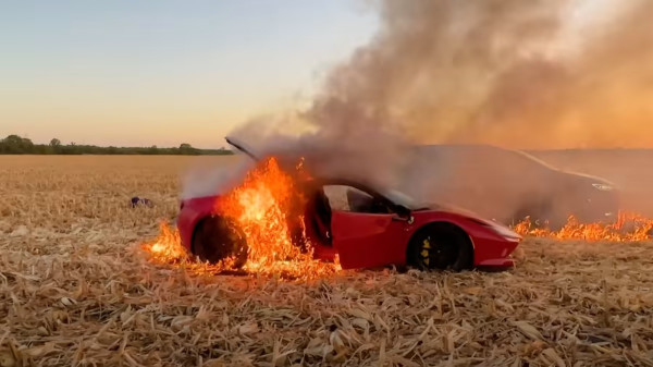 Miris, Youtuber Ini Siksa Ferrari Seharga Rp6 Miliar hingga Terbakar