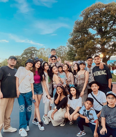 Fuji Bagikan Foto Liburan di Disneyland Bareng Geng, Posisi Azizah Salsha dan Pratama Arhan Jadi Sorotan