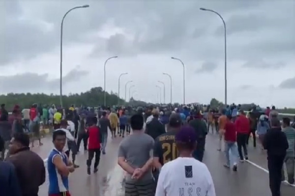 Tolak Relokasi, Warga Pulau Rempang dan Pulau Galang Blokade Jalan