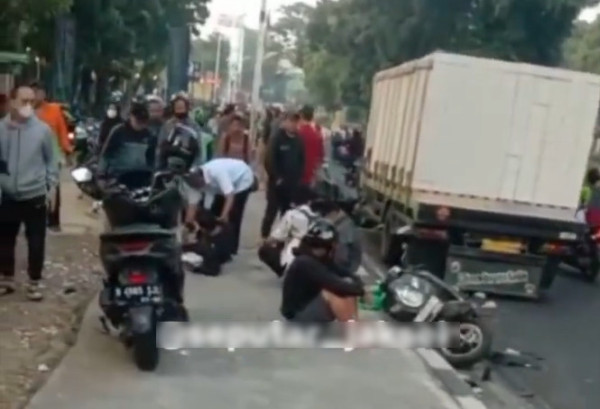 Melawan Arah, Sejumlah Pemotor Ditabrak Truk Hebel di Lenteng Agung Jaksel