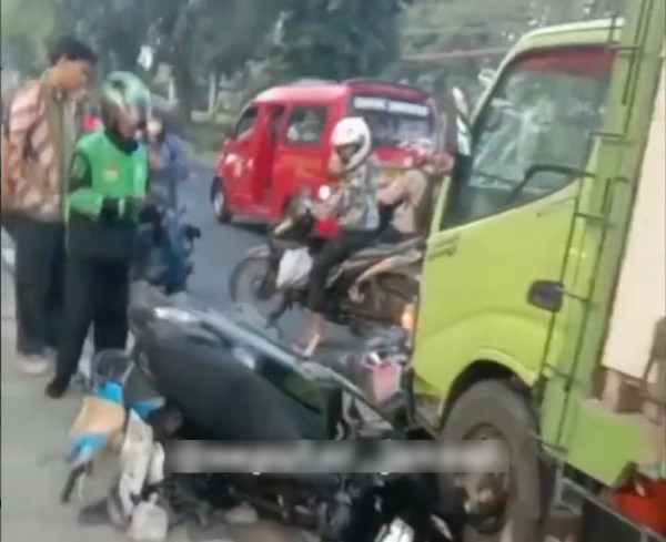 Melawan Arah, Sejumlah Pemotor Ditabrak Truk Hebel di Lenteng Agung Jaksel