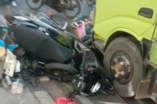 Truk Hebel Tabrak Sejumlah Pemotor Melawan Arus di Lenteng Agung, 7 Orang Dilarikan ke RS