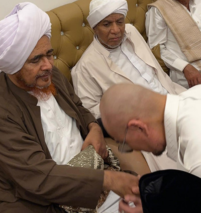 Momen Langka Deddy Corbuzier Cium Tangan Habib Umar bin Hafidz, Netizen Iri: Amalannya Apa Om?