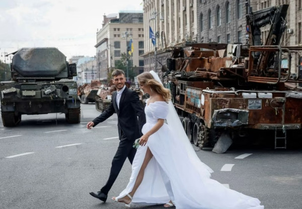 Ejek Presiden Putin, Rakyat Ukraina Pamerkan Tank Rusia yang Hancur di Jalanan Kota Kiev