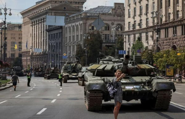Ejek Presiden Putin, Rakyat Ukraina Pamerkan Tank Rusia yang Hancur di Jalanan Kota Kiev