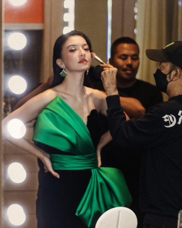 5 Foto Raline Shah Kenakan Dress Berpita Mirip Kado Ultah, Pancarkan Aura bak Artis Hollywood