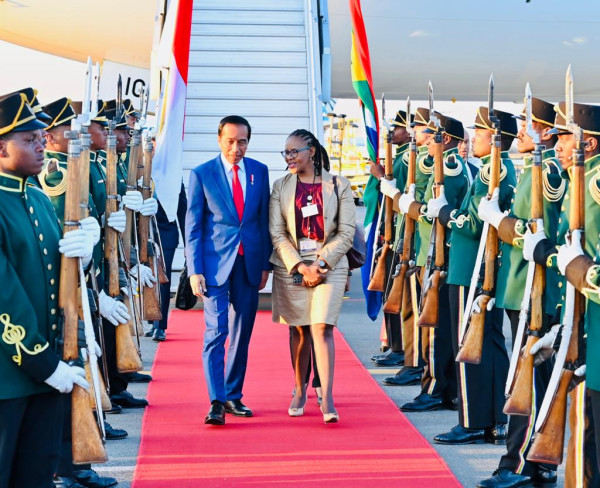 Momen Jokowi Disambut Tarian Zulu Tiba di Johannesburg Afrika Selatan