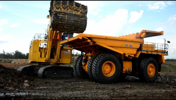 Kurangi Emisi, PTBA Operasikan Hybrid Dump Truck hingga Bus Listrik