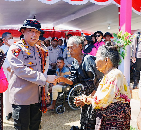 Momen Kapolri Gelar Bakti Kesehatan dan Sosial untuk Warga Palue NTT