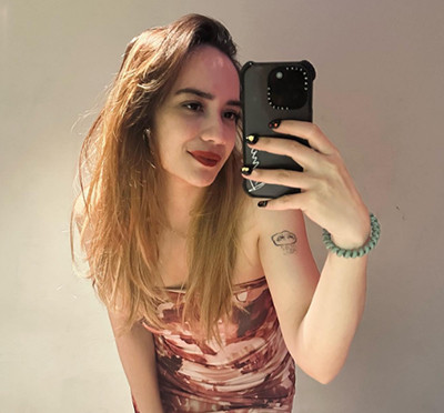 Foto Mirror Selfie Putri Anne yang Tampil Nyentrik dengan Backless Dress